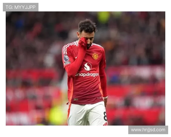 B费场边鼓舞队友，默默支持团队备战