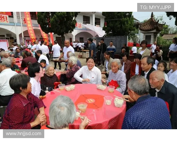 河南队杨意林回馈家乡父老 为后林村80岁以上老人发放爱心礼品